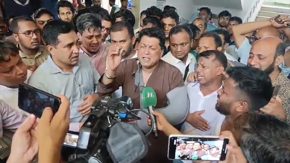 অসহায়ত্ব প্রকাশ করে কাঁদলেন চবি উপ-উপাচার্য